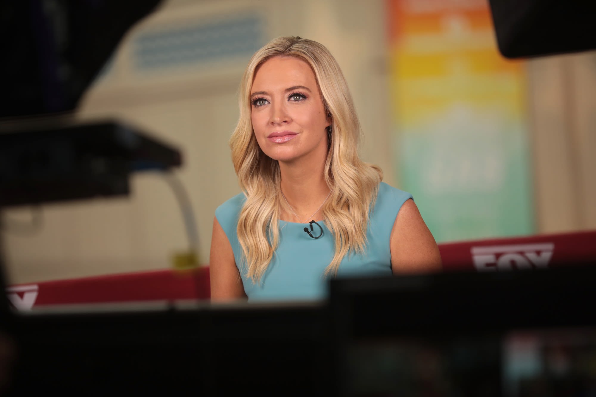 Kayleigh McEnany trên trường quay Fox News, người phỏng vấn bồi thẩm Michael Desronvil