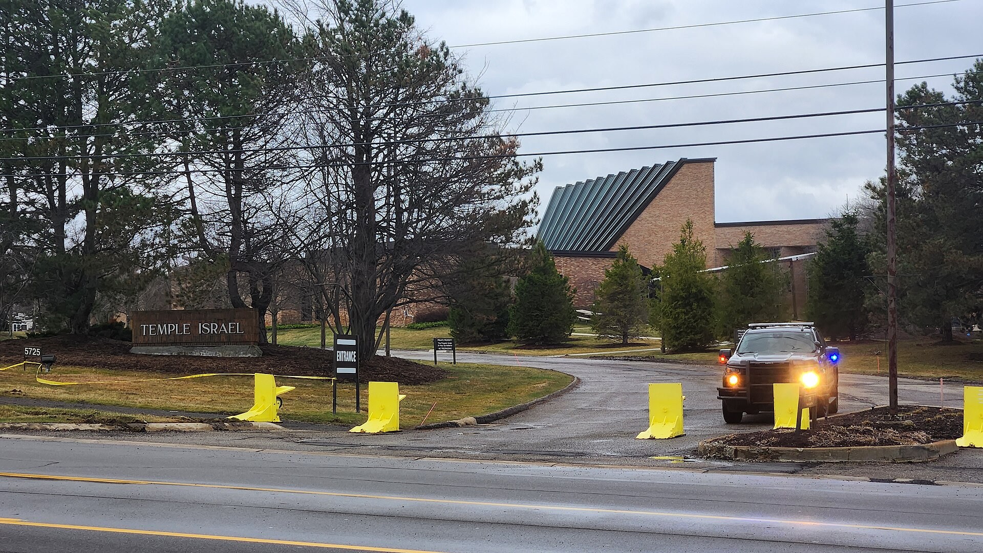 Lối vào giáo đường Do Thái Temple Israel ở West Bloomfield, Michigan, một ngày sau vụ tấn công