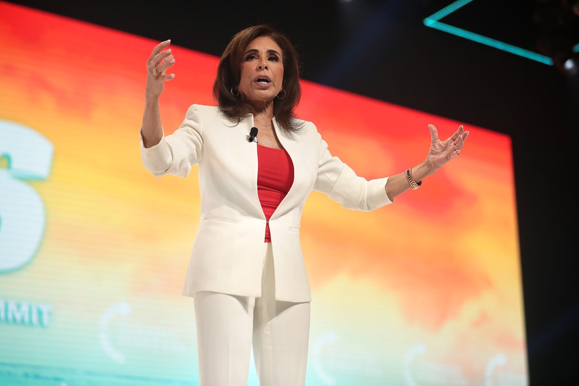 Bà Jeanine Pirro phát biểu trên sân khấu tại một hội nghị