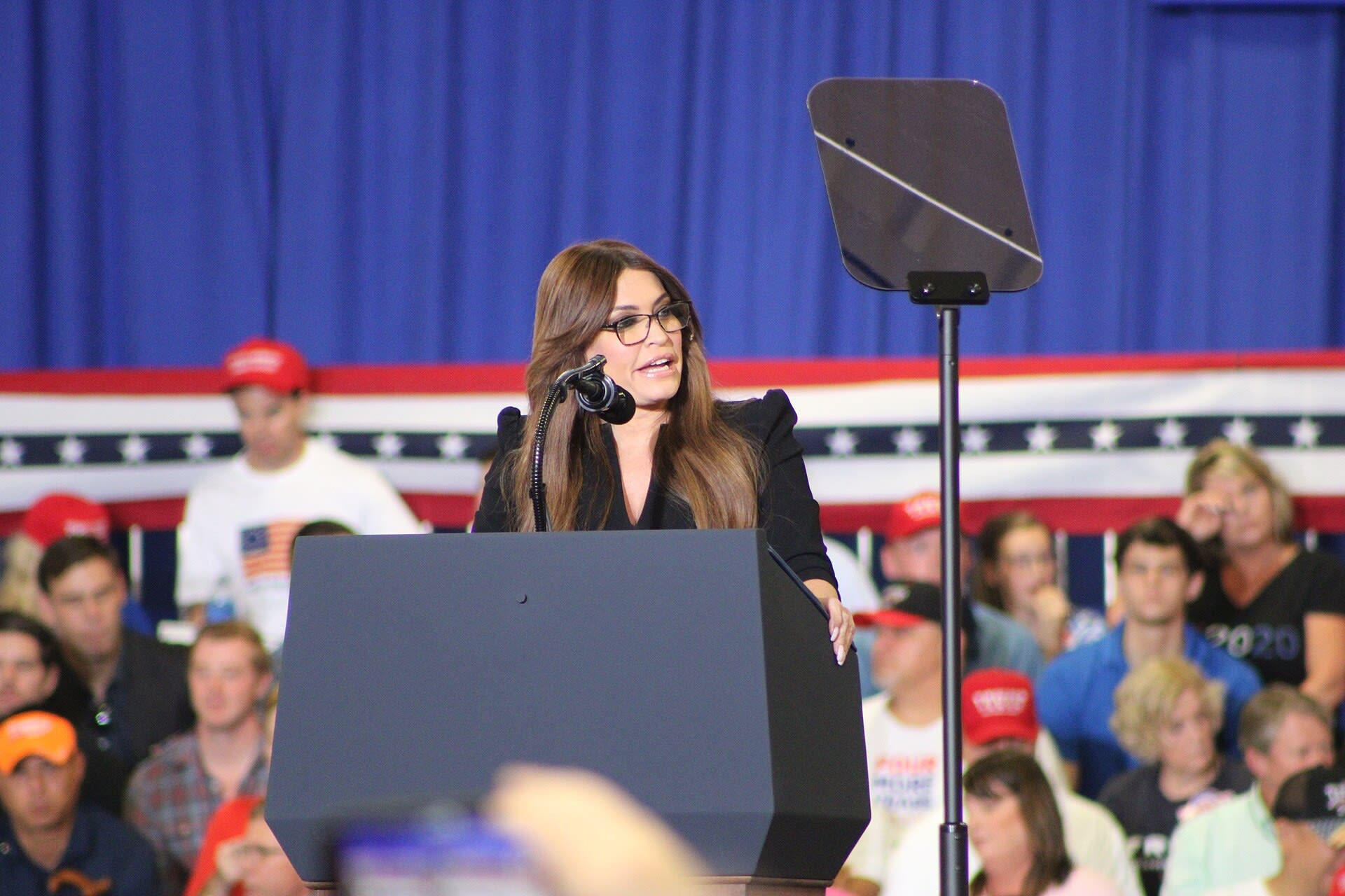 Bà Kimberly Guilfoyle phát biểu tại một cuộc vận động ở Fayetteville, North Carolina