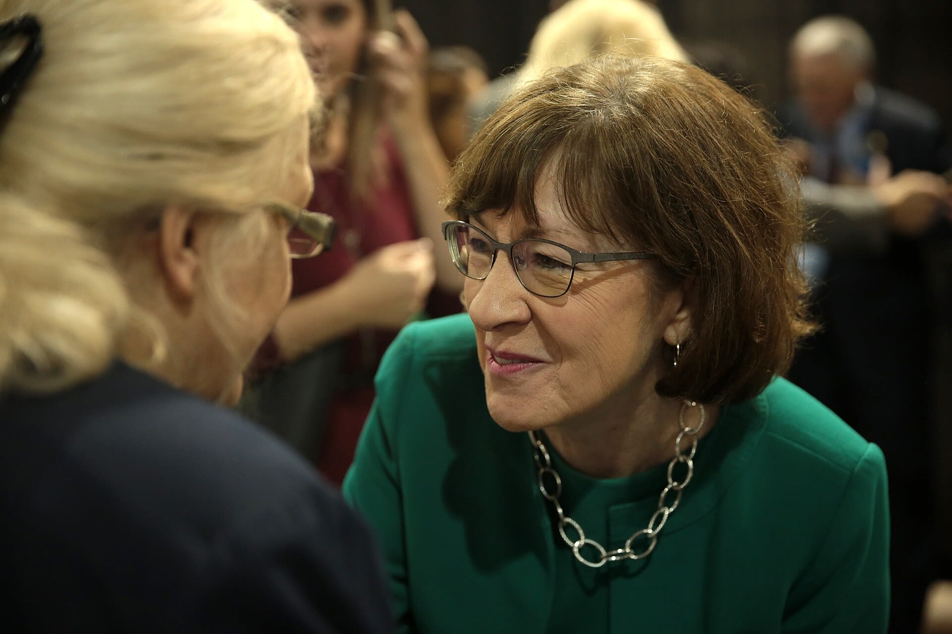 Thượng nghị sĩ Cộng hòa Susan Collins trò chuyện với một phụ nữ tại một sự kiện