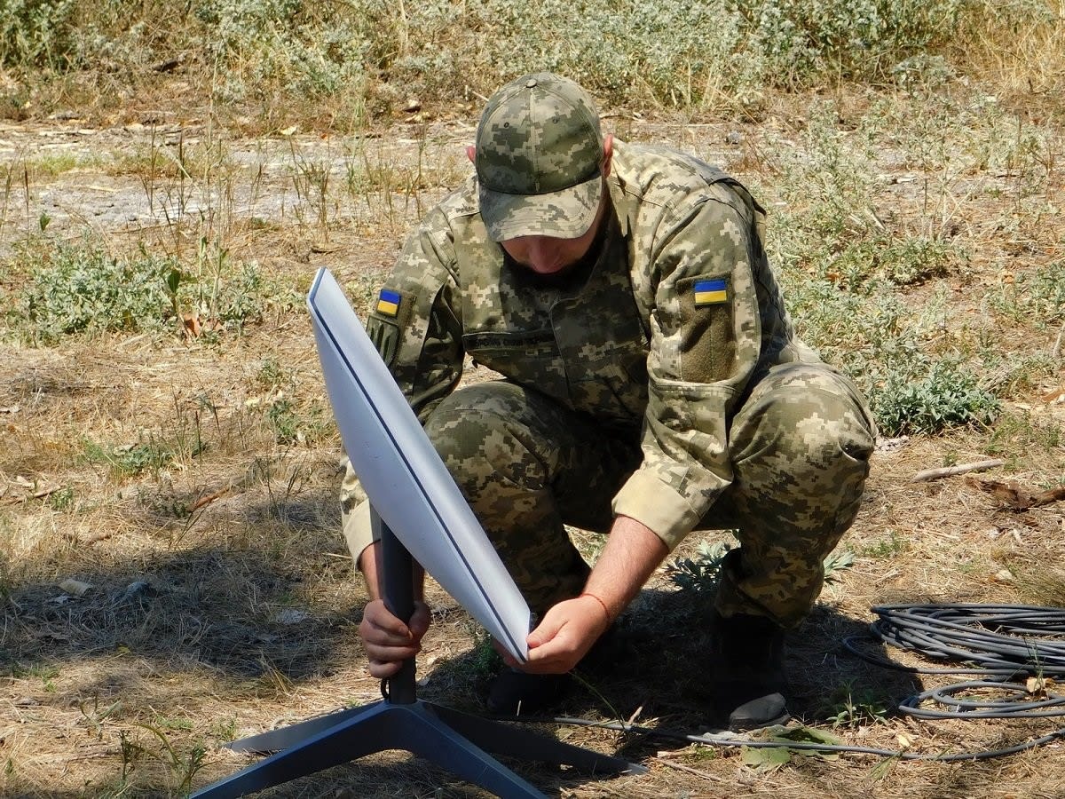 Một quân nhân Lực lượng Hỗ trợ Ukraine lắp đặt thiết bị Starlink