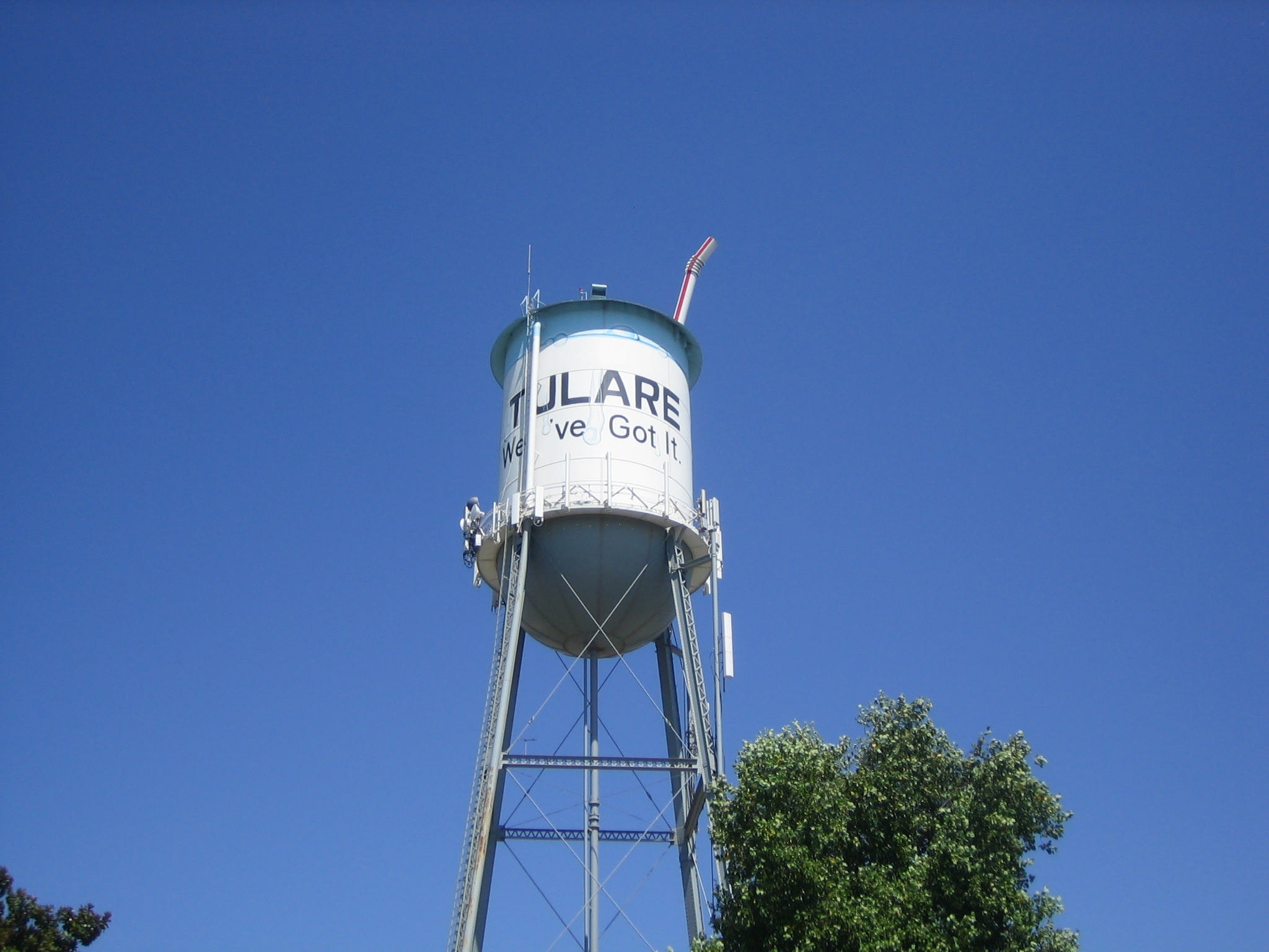 Tháp nước của thành phố Tulare, California, nơi gần 7.800 cử tri nhận phiếu bầu trùng