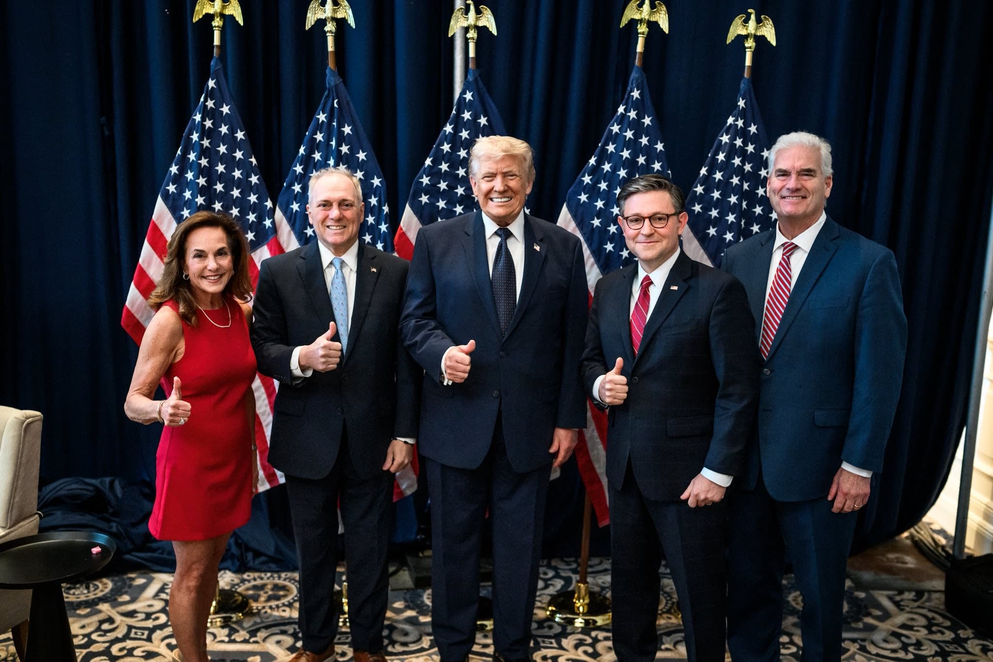 Trưởng ban kỷ luật khối đa số Hạ viện Tom Emmer (ngoài cùng bên phải) cùng Tổng thống Trump và Chủ tịch Hạ viện Mike Johnson