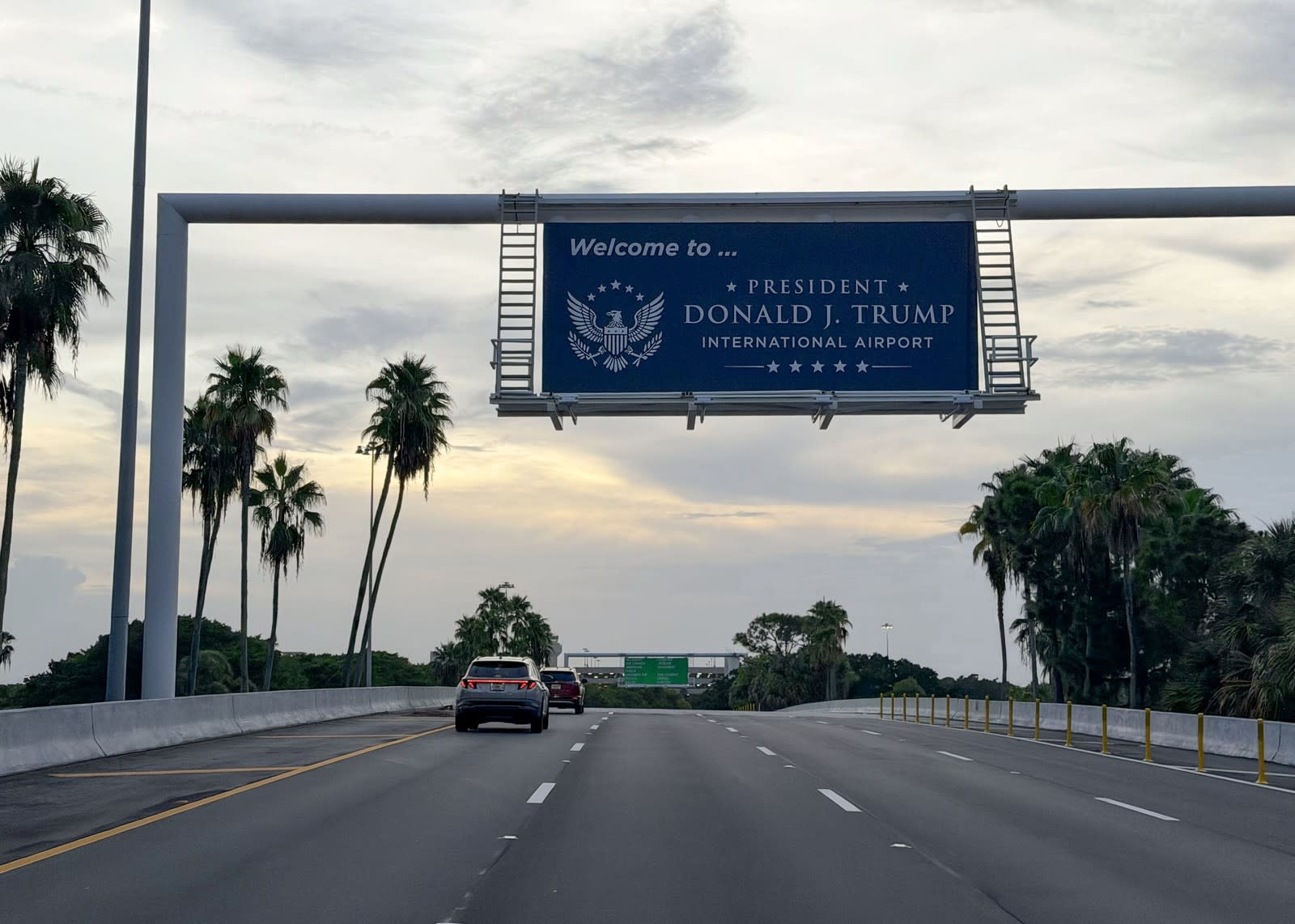 Bảng chào mừng trên đường dẫn vào Sân bay Quốc tế Tổng thống Donald J. Trump ở West Palm Beach, Florida