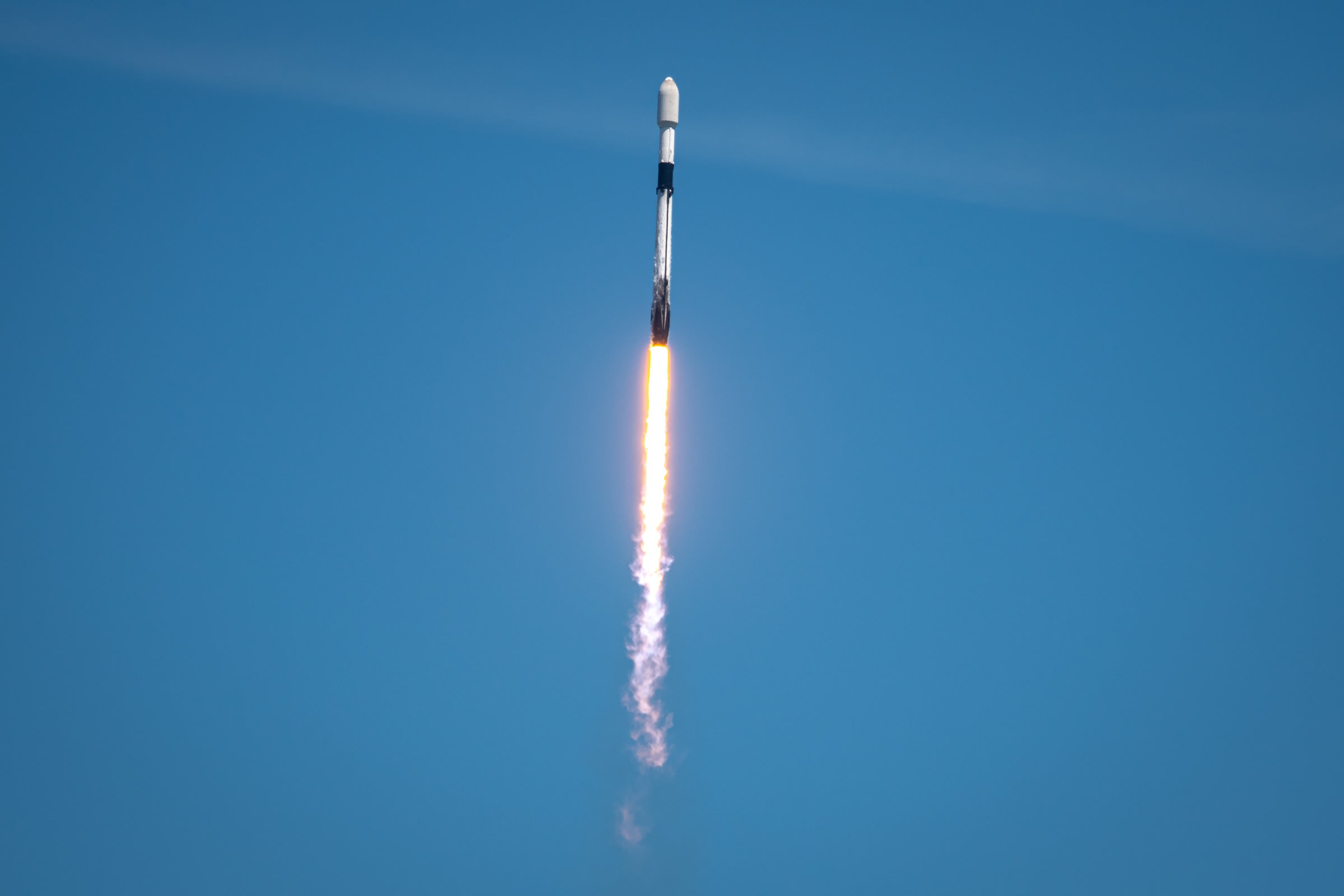 Tên lửa Falcon 9 của SpaceX mang theo vệ tinh Starlink rời bệ phóng tại Trạm Không lực Không gian Mũi Canaveral, Florida