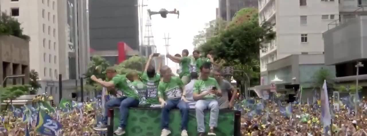 Xe âm thanh của đoàn "Bloco do 22" chạy giữa đám đông ủng hộ ông Flávio Bolsonaro trên Đại lộ Paulista, São Paulo, ngày 18/10. Ảnh chụp từ video đăng trên X