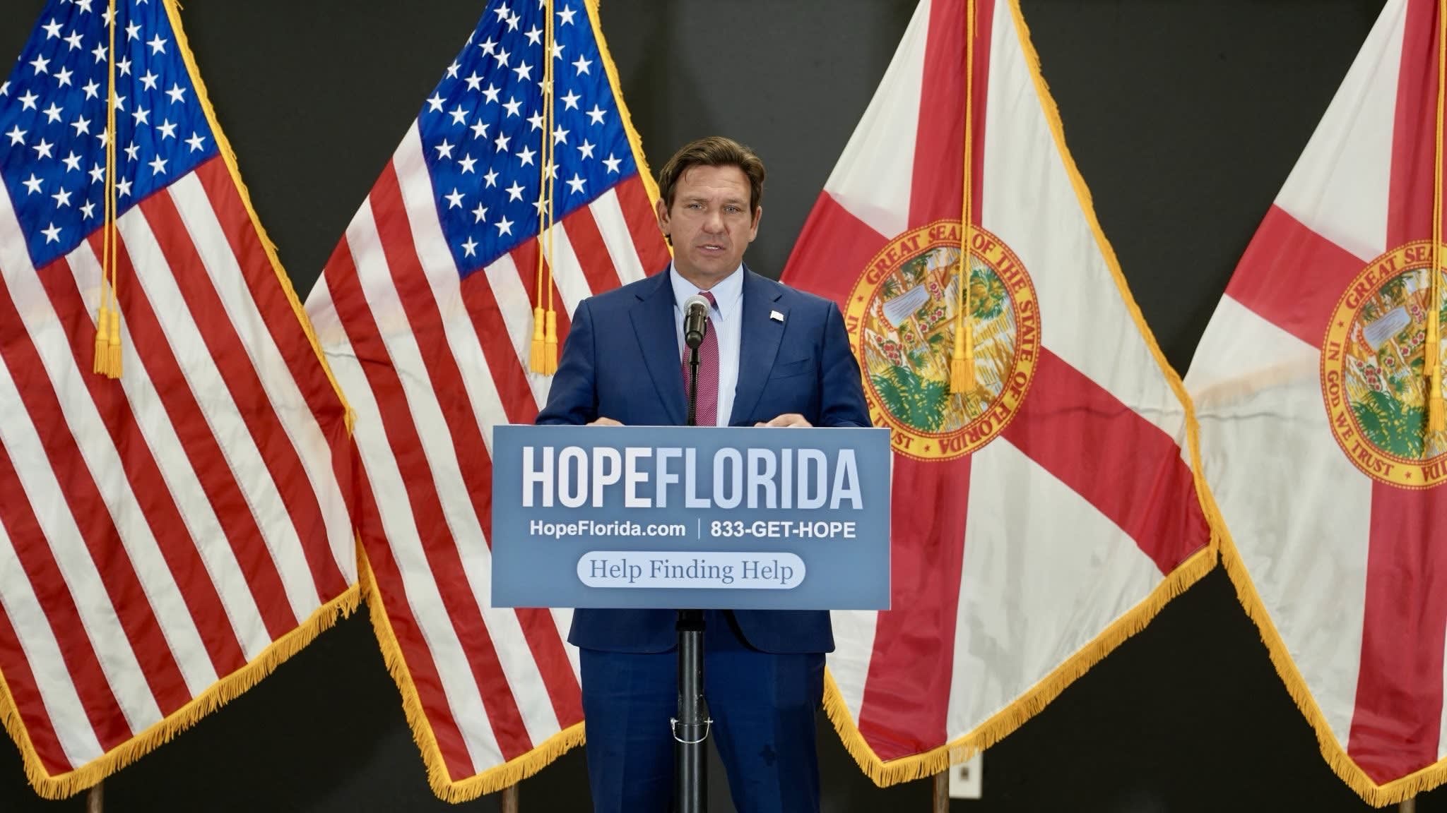 Thống đốc Florida Ron DeSantis phát biểu tại một sự kiện công vụ của bang