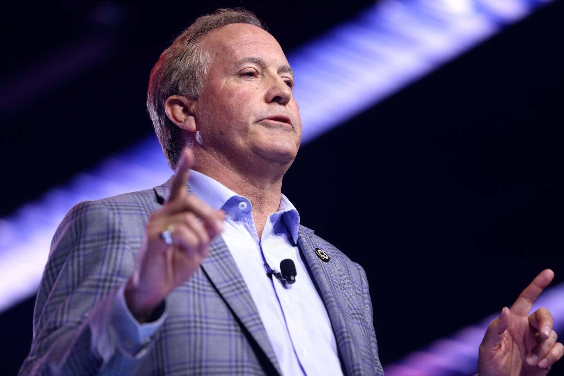 Tổng Chưởng lý Texas Ken Paxton, ứng viên Thượng viện Liên bang của Đảng Cộng hòa, phát biểu trước người ủng hộ