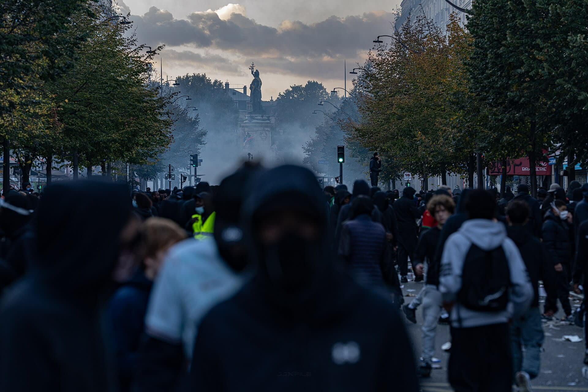 Đám đông bịt mặt trong làn hơi cay trên đường dẫn tới Place de la République ở Paris ngày 17/10/2026