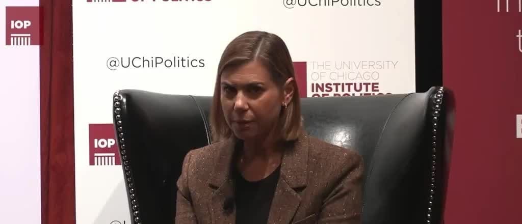 Thượng nghị sĩ Elissa Slotkin phát biểu tại Đại học Chicago. Ảnh chụp từ video đăng trên X