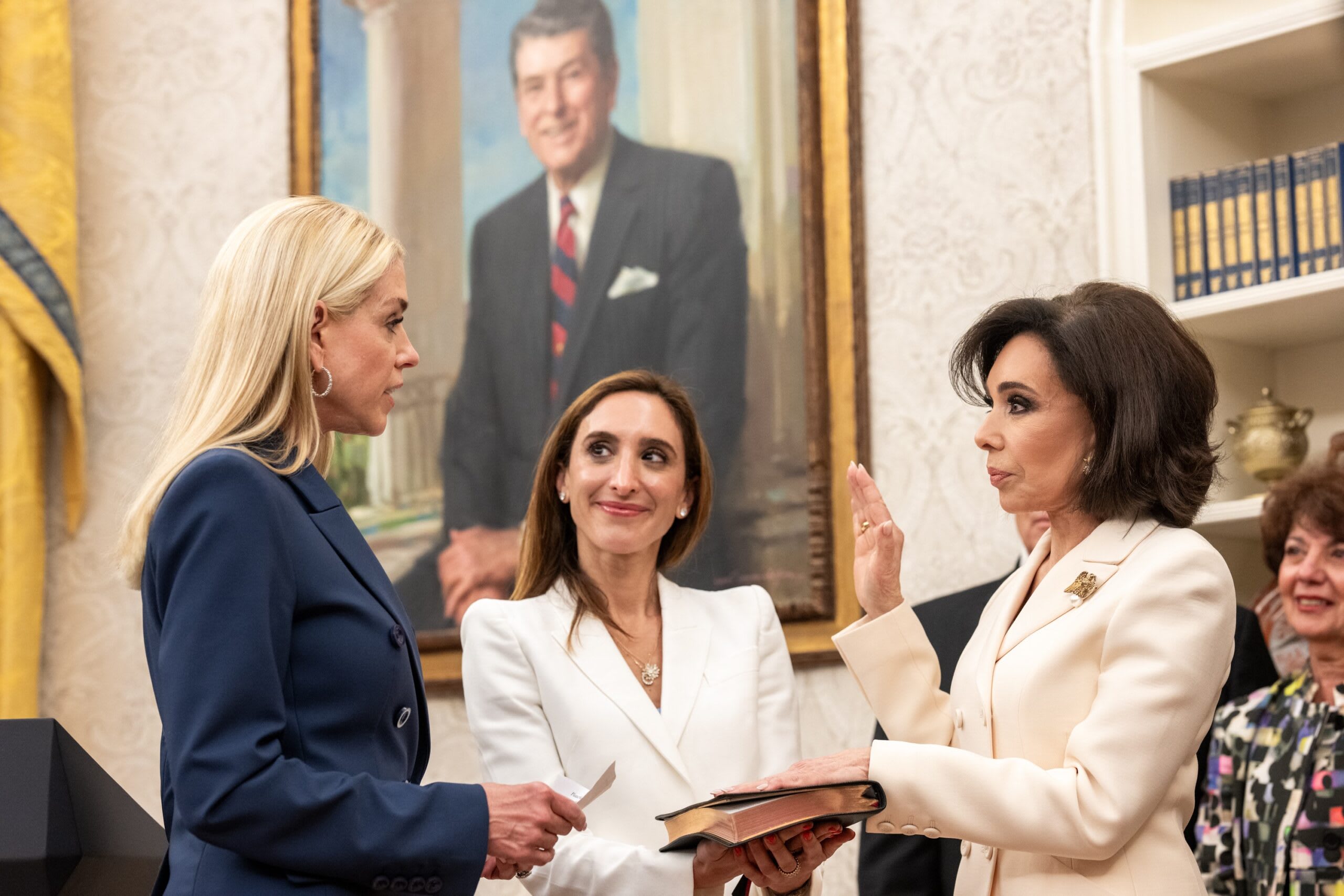 Bà Jeanine Pirro (phải) trong lễ tuyên thệ nhậm chức Công tố viên Liên bang tại Washington, D.C.
