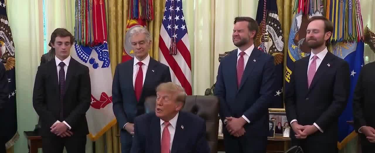 Tổng thống Trump phát biểu tại Phòng Bầu dục ngày 20/10, phía sau là Phó Tổng thống JD Vance cùng các khách mời trong buổi công bố chương trình thưởng người tố giác gian lận. Ảnh chụp từ video đăng trên X