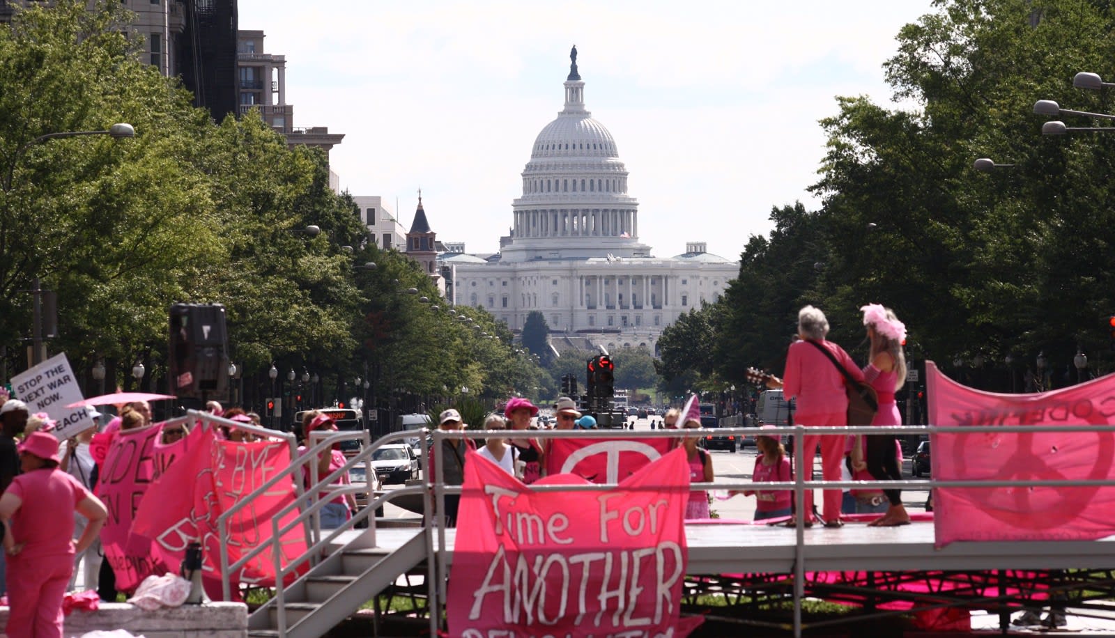 Những người ủng hộ nhóm Code Pink tụ tập gần Điện Capitol ở Washington.