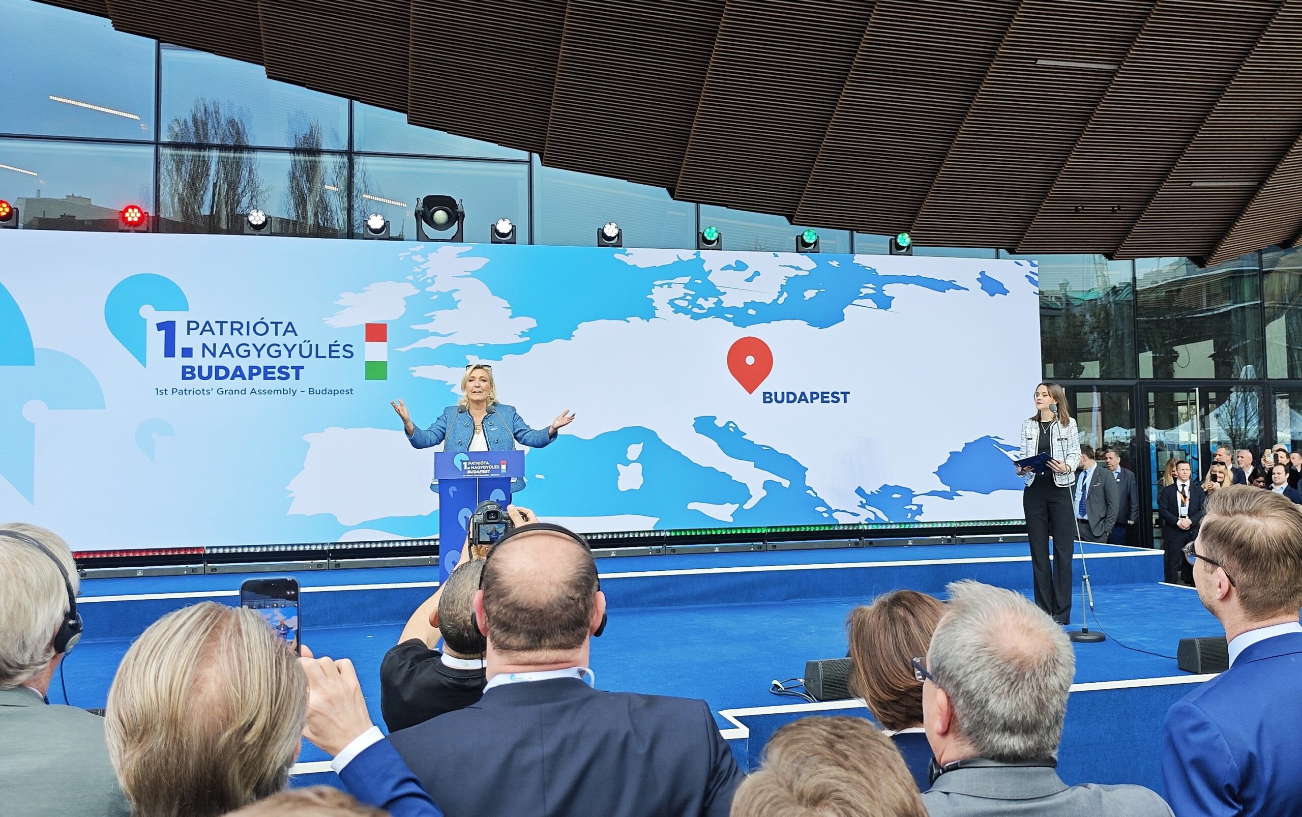 Bà Marine Le Pen, lãnh đạo đảng Tập hợp Quốc gia của Pháp, phát biểu tại một sự kiện chính trị ở Budapest.