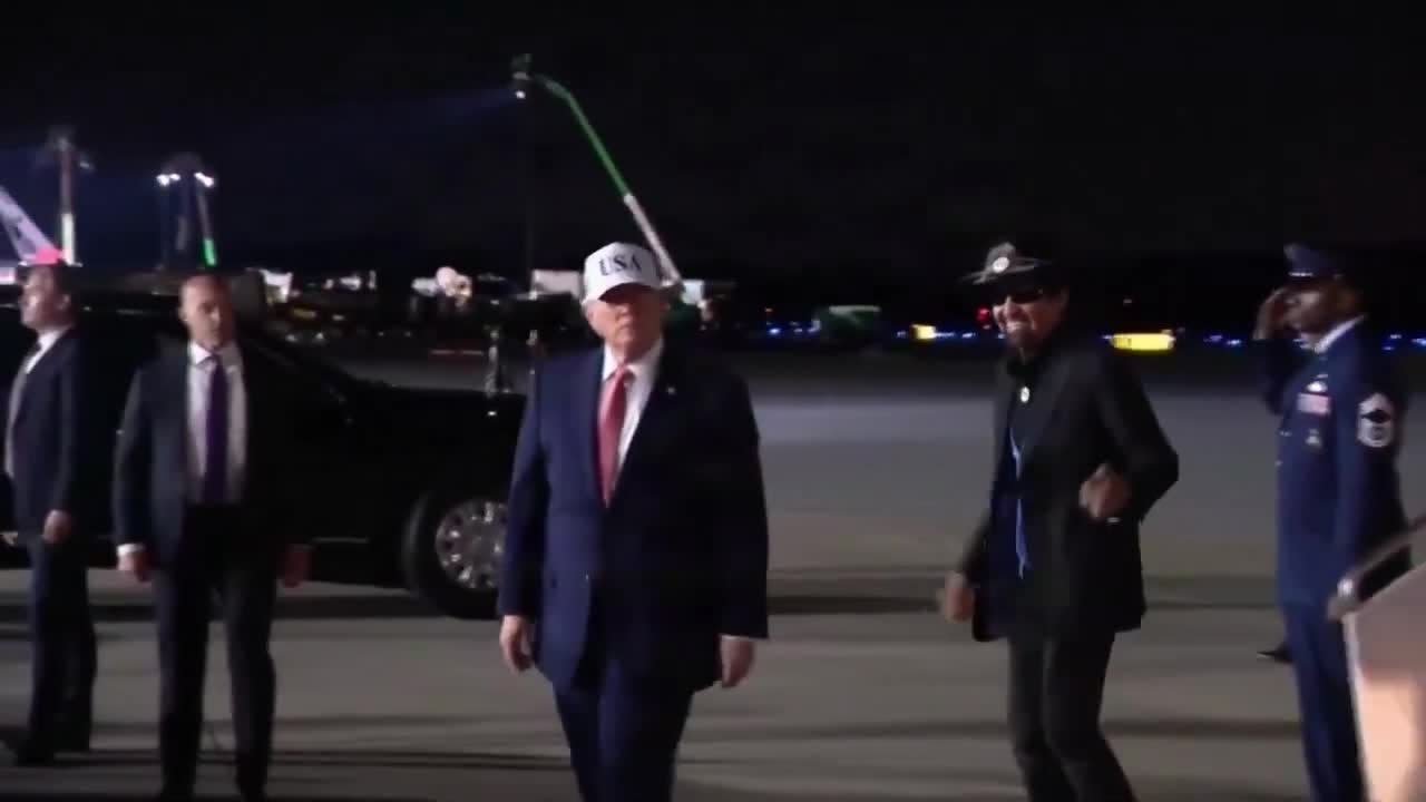Tổng thống Trump và huyền thoại NASCAR Richard Petty tại sân bay Pitt-Greenville, North Carolina tối 20/10. Ảnh chụp từ video đăng trên X