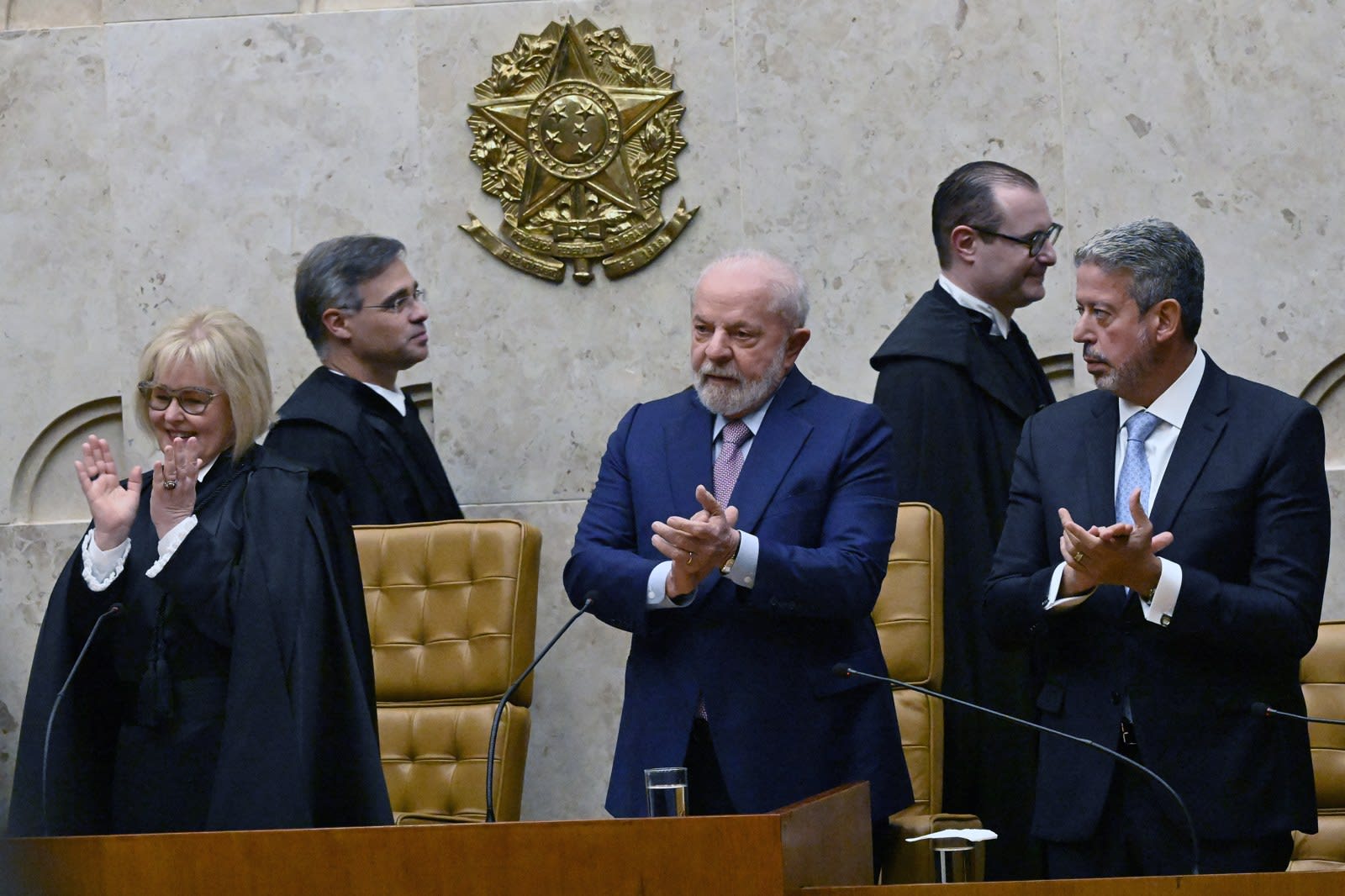 Tổng thống Lula (giữa) vỗ tay tại lễ nhậm chức thẩm phán STF năm 2023 của ông Cristiano Zanin (đứng sau, bên phải), cựu luật sư riêng của ông.
