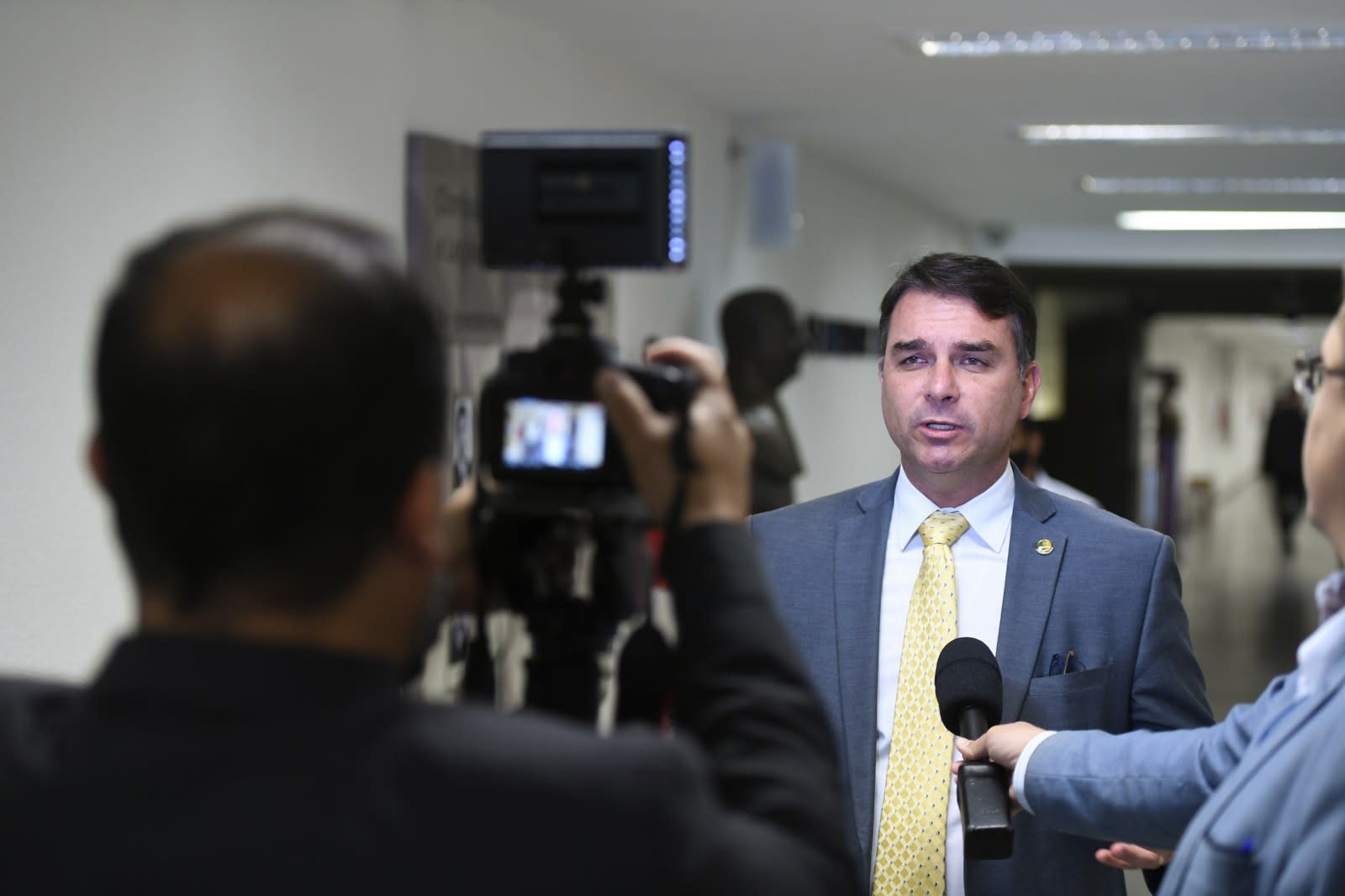 Thượng nghị sĩ Flávio Bolsonaro, ứng viên tổng thống của đảng Tự do (PL), trả lời phỏng vấn tại Thượng viện Brazil.