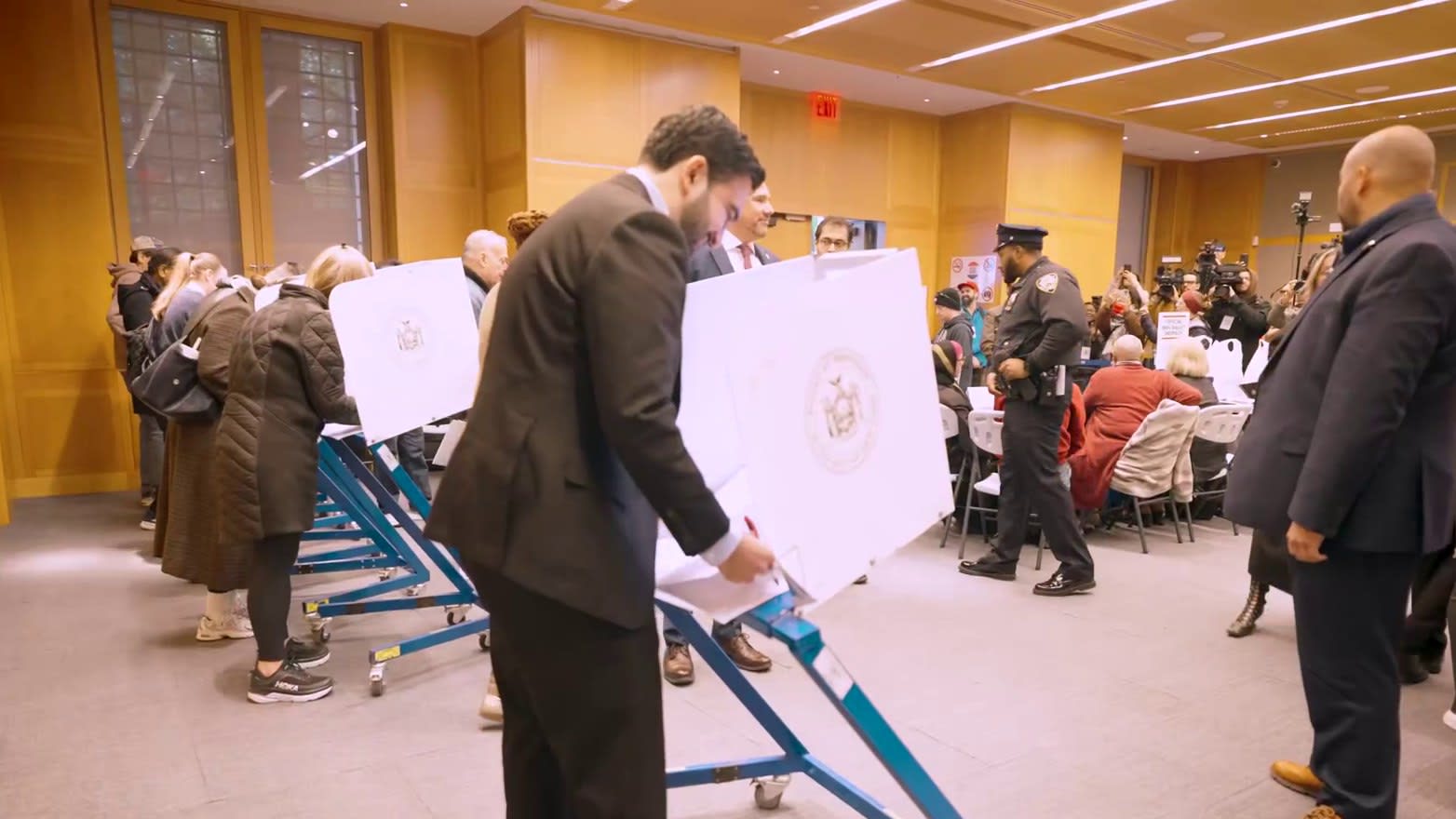 Ông Zohran Mamdani điền phiếu bầu tại một điểm bỏ phiếu ở New York