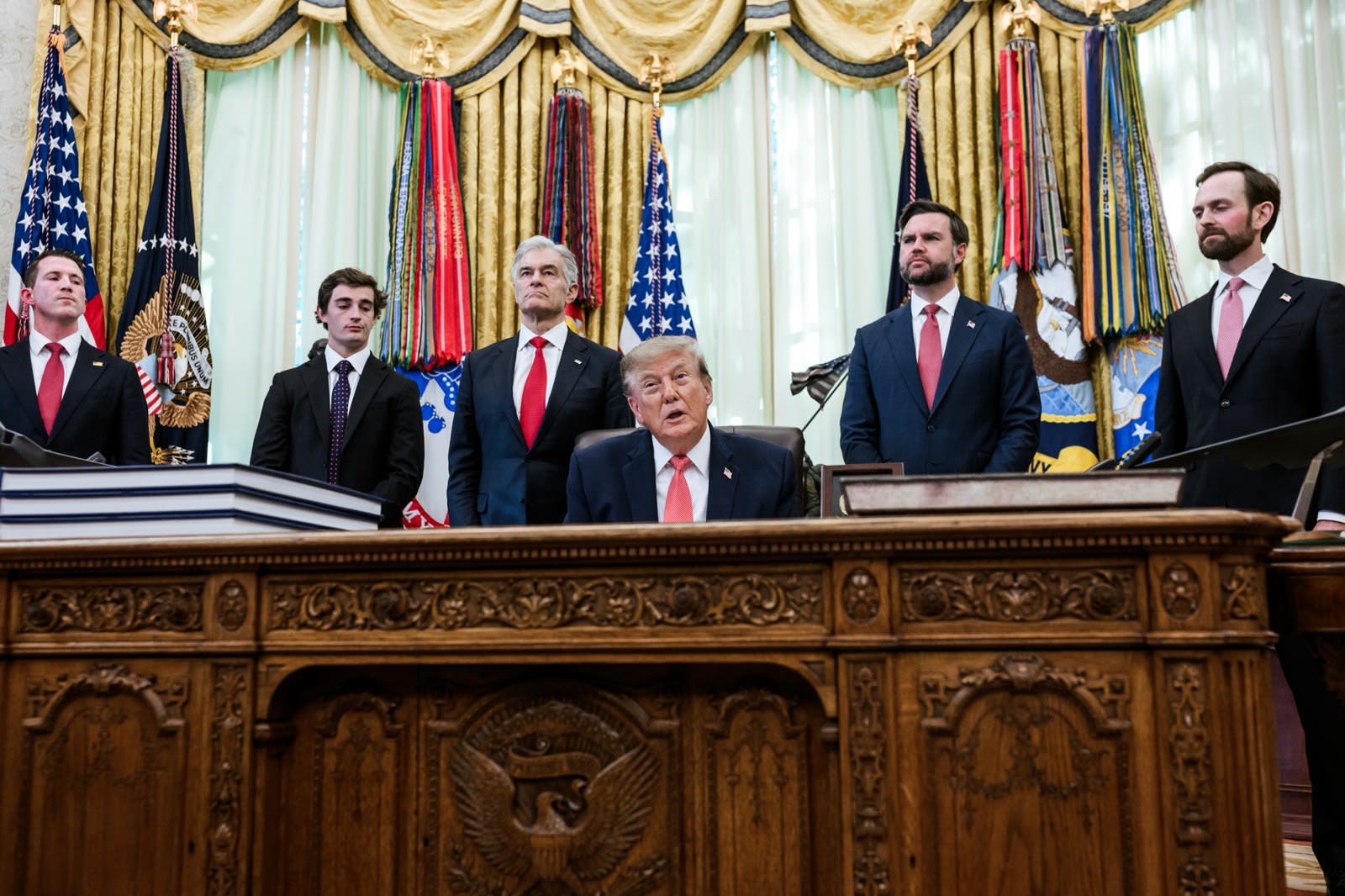 Tổng thống Trump và Phó Tổng thống Vance công bố chương trình thưởng 25 triệu USD cho người tố giác gian lận tại Phòng Bầu dục, ngày 20/10/2026