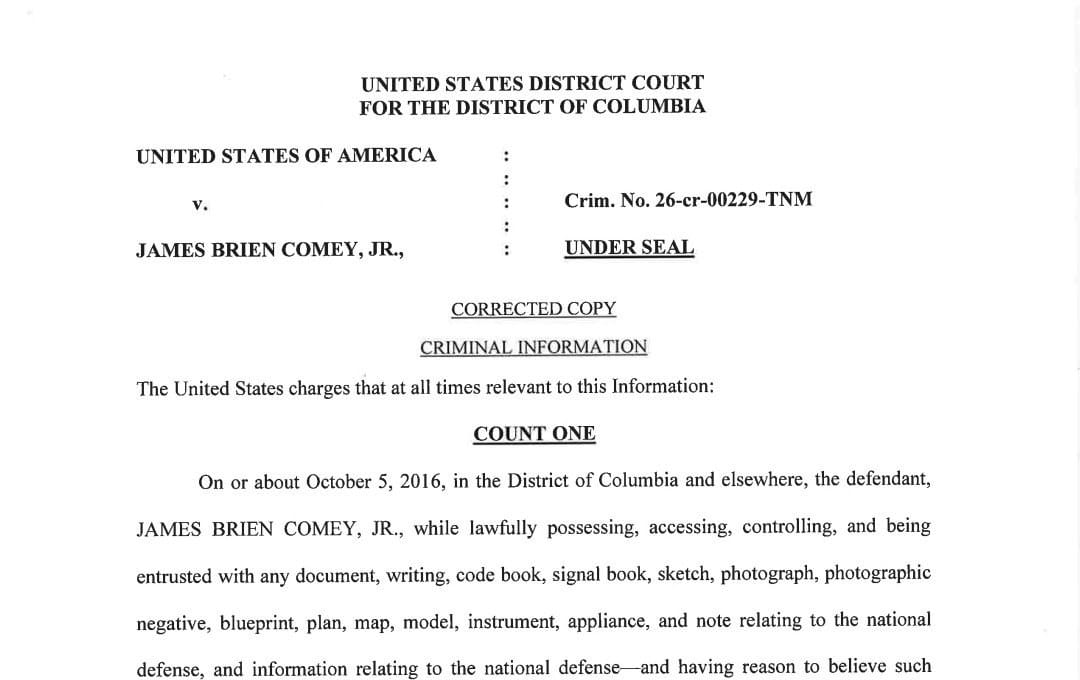 Trang đầu văn bản buộc tội ông James Comey nộp tại Tòa án Liên bang Quận Columbia, nêu tội danh thứ nhất về thông tin quốc phòng
