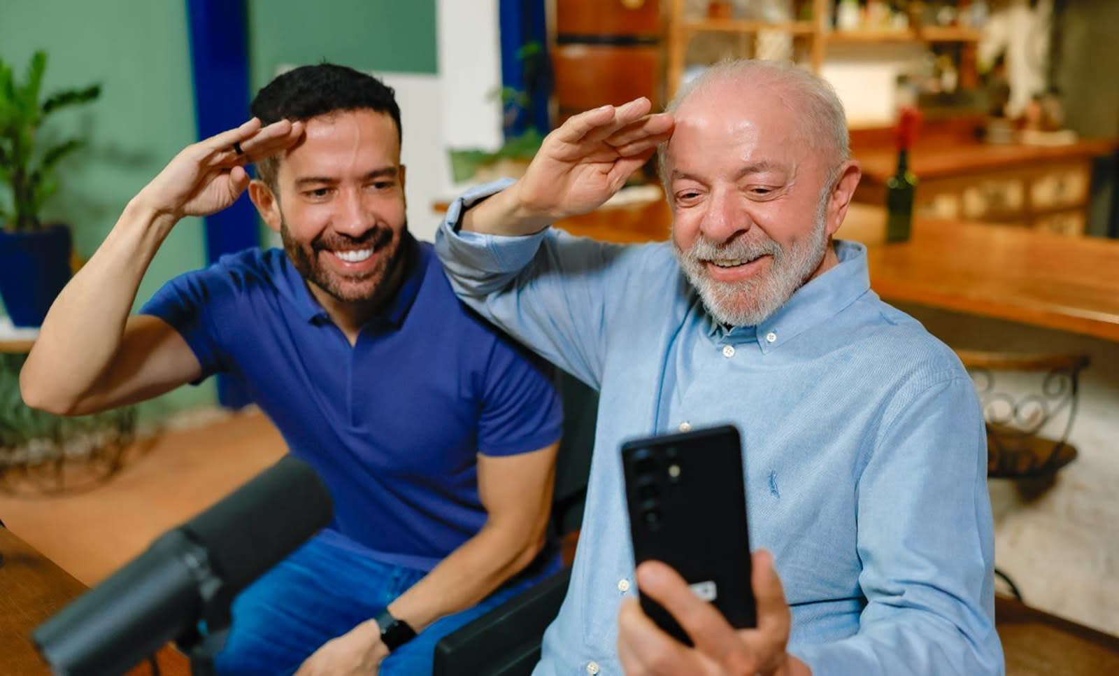 Tổng thống Lula và Dân biểu André Janones, người điều hành kênh WhatsApp "Đội quân của Lula", nói chuyện với người theo dõi kênh tại Brasília hôm 22/10