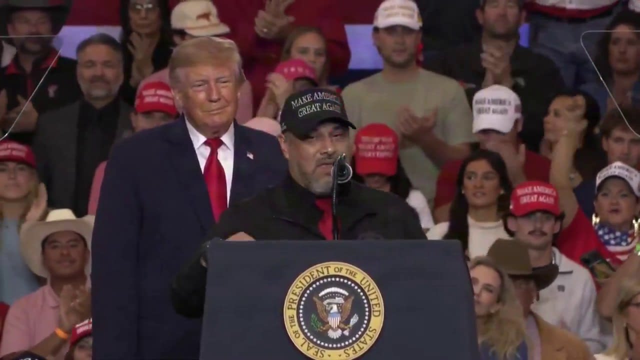 Chủ tịch Công đoàn Tuần tra Biên giới Quốc gia Paul Perez phát biểu bên cạnh Tổng thống Trump tại cuộc mít tinh ở Lubbock, bang Texas, ngày 27/10/2026