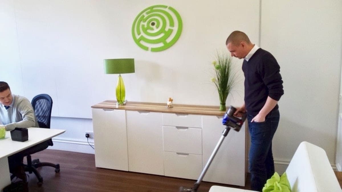 Method marketing with a vacuum cleaner.