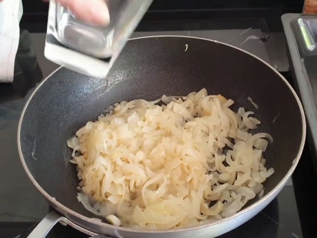 Si quieres caramelizar cebolla en menos tiempo, cuando empieza a cambiar de color, echa un poco de agua y sube el fuego a 6-7