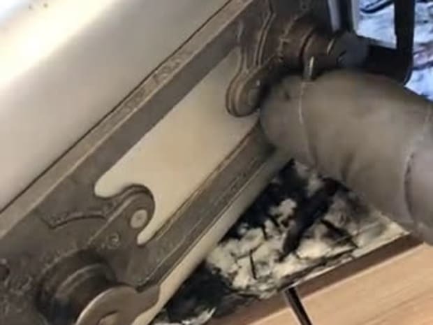 El truco es por un lado haberlo horneado sin las palas puestas y luego cuando acabe el programa, con la ayuda de unas manoplas en las manos para no quemarnos, acostamos la cubeta y gíranos un cuarto de vuelta las hélices de las palas, así se despegará el eje el pan.