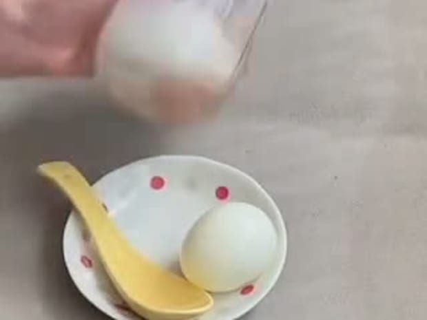 5-再輕輕多搖幾秒，水煮蛋就會光溜溜的出來見你囉！完成！