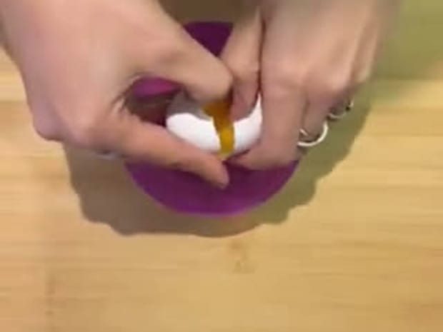 Es algo muy sencillo pero me lo enseño una profe de repostería que tuve. Usar las manos bien limpias es la forma más sencilla y corres menos riesgo de que se rompa tu yema.