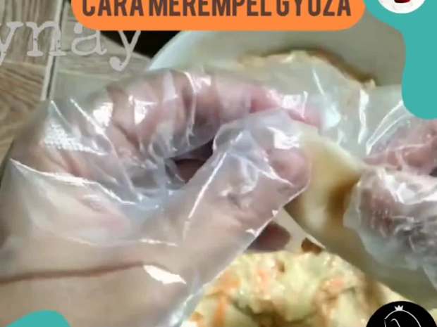 Pastikan tangan kita tidak dalam keadaan basah ya.Beri air atau putih telur disekeliling bagian lingkaran didalam.Lalu lipat dan tekan. Ada 2 cara model merempel: Cara pertama bisa dilihat pada video berikut ini