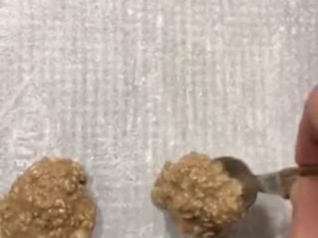 Este tip me vino muy bien para que no se pegara la masa de las galletitas y no hacer un desastre cada vez que las hago con ese tipo de masa que es más líquida que las otras.