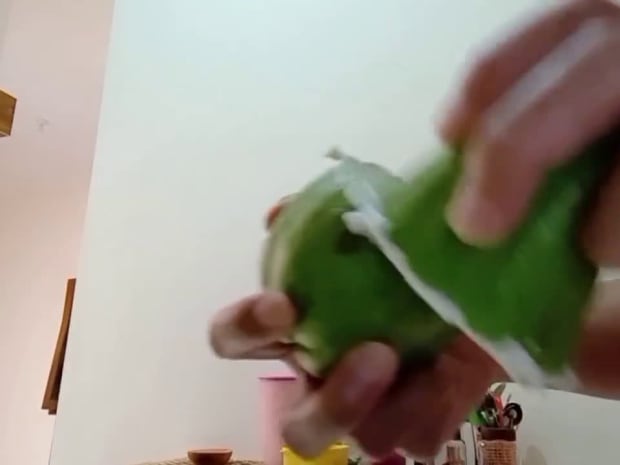 Gesekkan ke 2 belah labu. Getah berwarna putih menggumpal akan keluar dan mengumpul di pinggir. Cuci bersih dan buang getah labu.