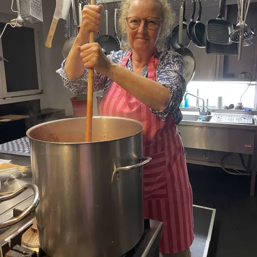 Susann kocht Suppe
