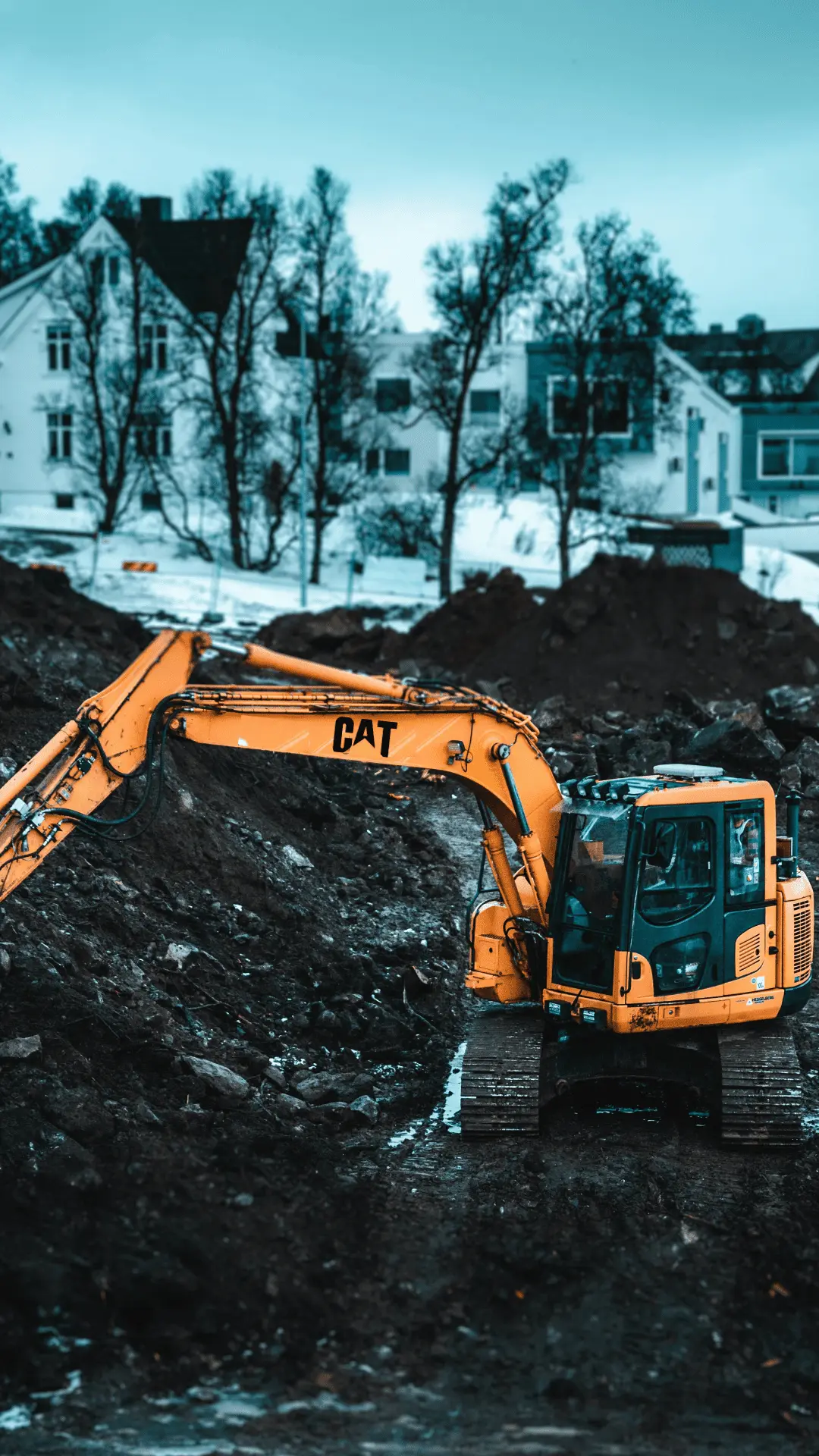 Tractor Caterpillar en almacén de repuestos de aire acondicionado