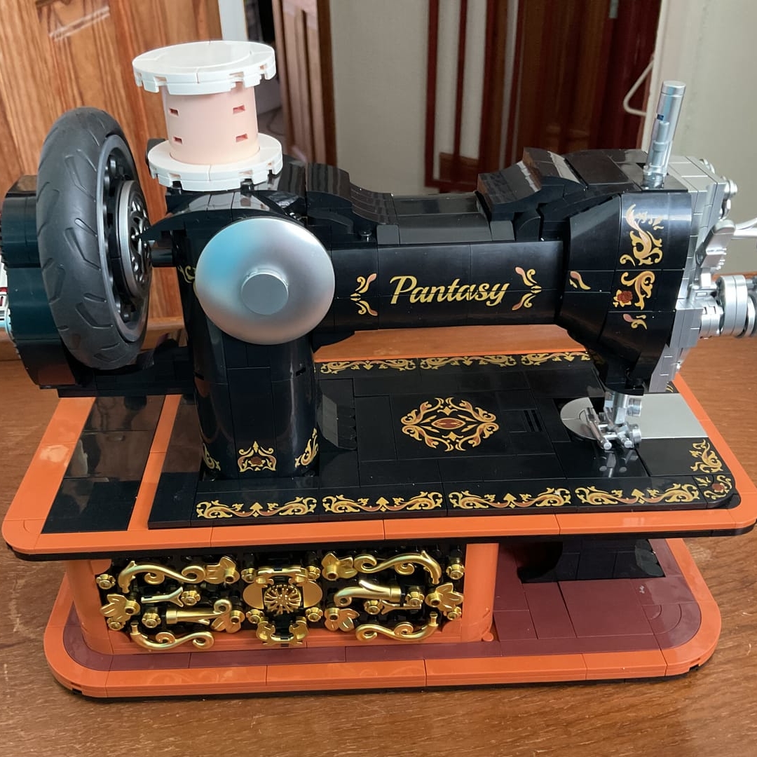 Retro Collection Hand Crank Sewing Machine Construction Set Photo by Zoe ZoeImage