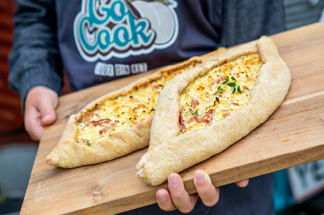 Bag græske pizzabåde med blomkål