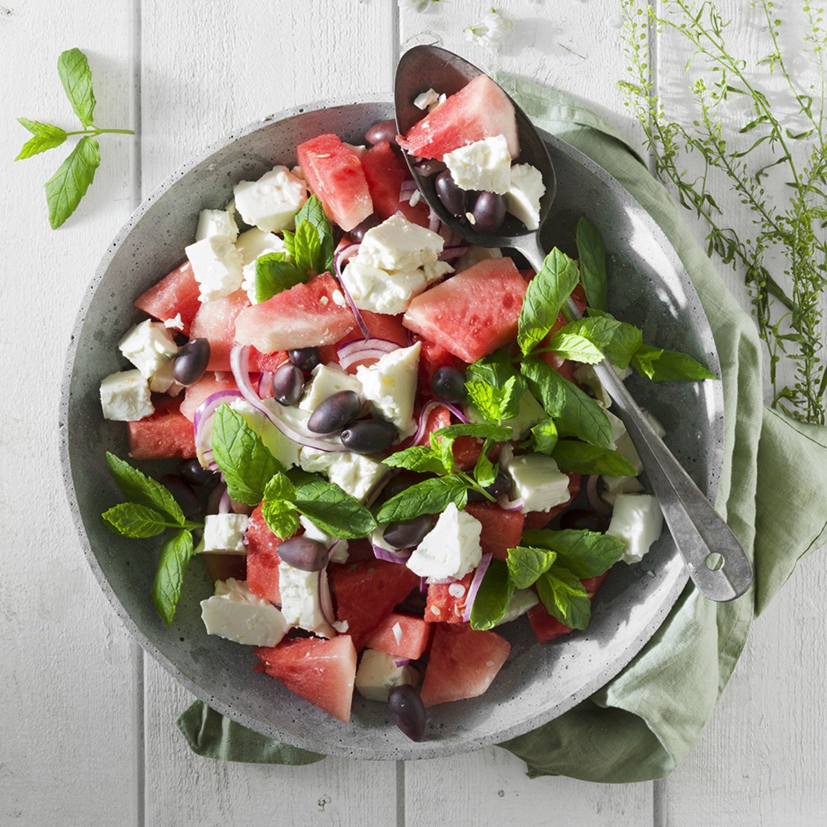 Vattenmelonsallad med fetaost och oliver-image