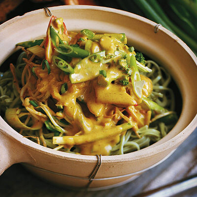 Vegetarisk curry med gröna nudlar