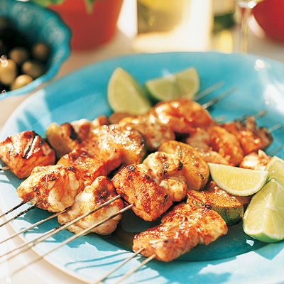 Grillspett med fisk och räkor