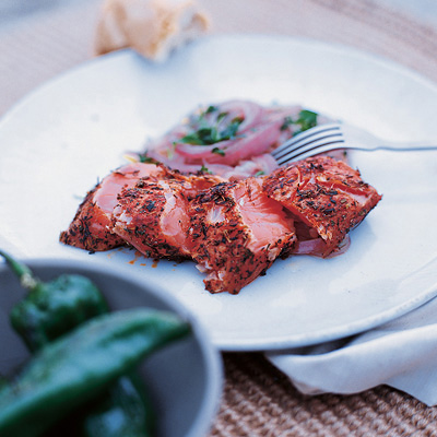 Örtkryddad laxpastrami med rödlökssalsa