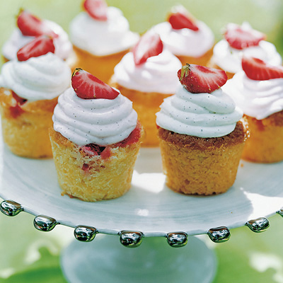 Jordgubbsmuffins med vaniljyoghurttopping