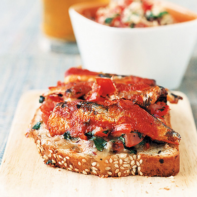 Varm sardintoast med kapris, ost och tomatsalsa
