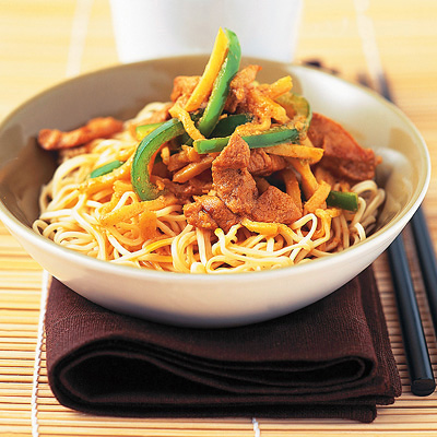 Wokgryta med nudlar och currypasta