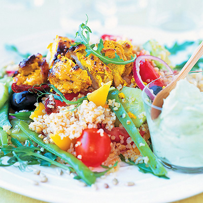 Stor festsallad med senapskyckling och bulgur