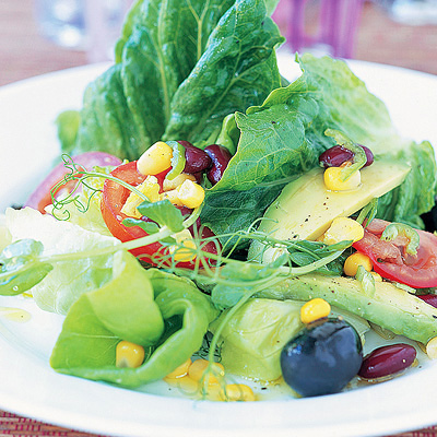 Sallad med avokado, majs och bönor