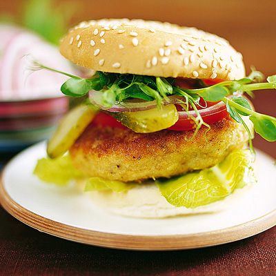 Fiskburgare på vit fisk