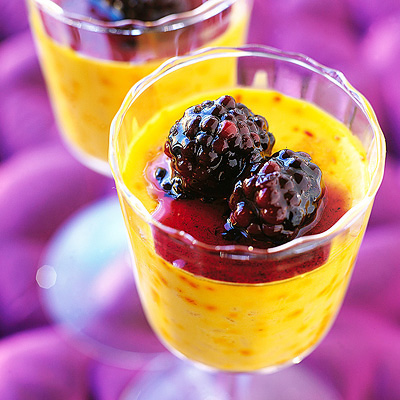 Saffranspannacotta med risgrynsgröt och björnbär